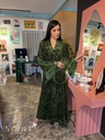 عباية مخملية خضراء منقوشة