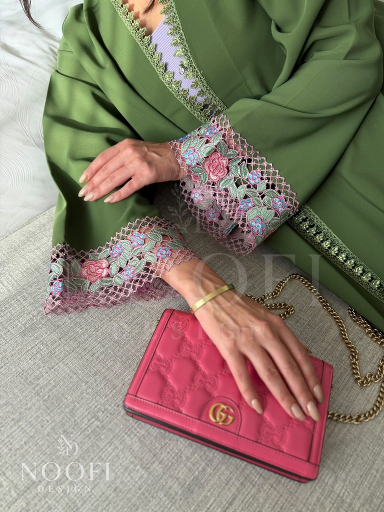 عباية زيتونية بحاشية ملونة