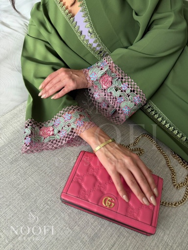عباية زيتونية بحاشية ملونة
